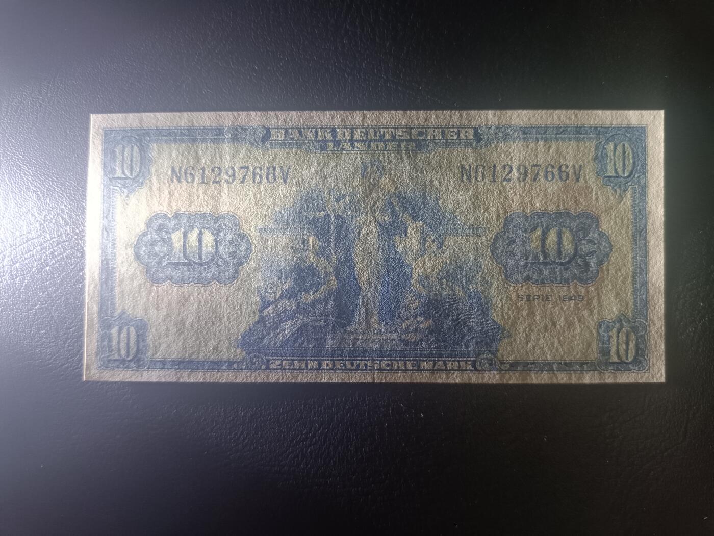 2025十月第三期，总197期 德国1949版10马克AUNC，后期“德意志国家银行”抬头，机械，法律和建筑人格化象征