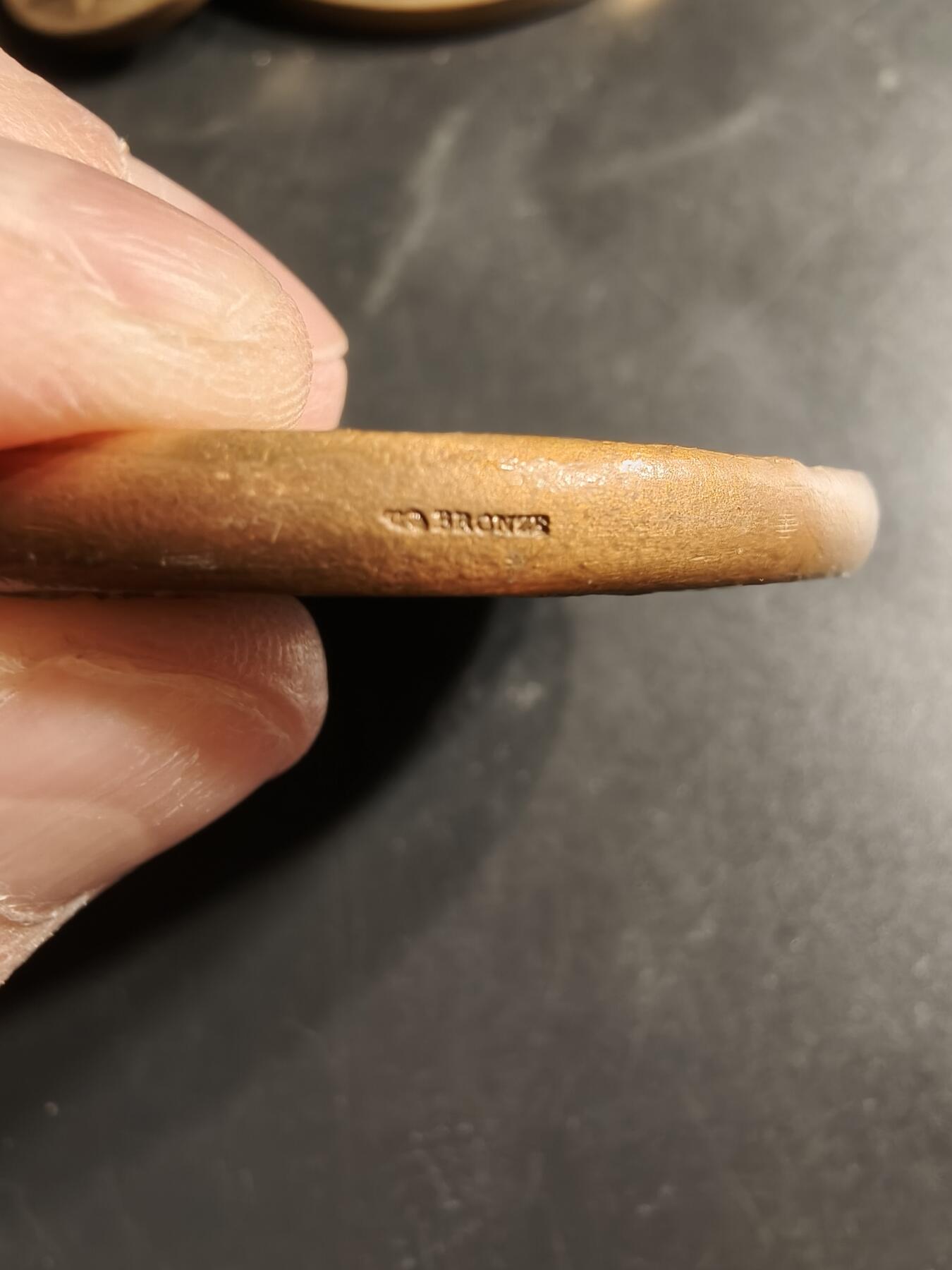 老王徽章第158期 法国兴业银行成立百年大铜章     直径68mm.   重量177.7g.    Revol作品