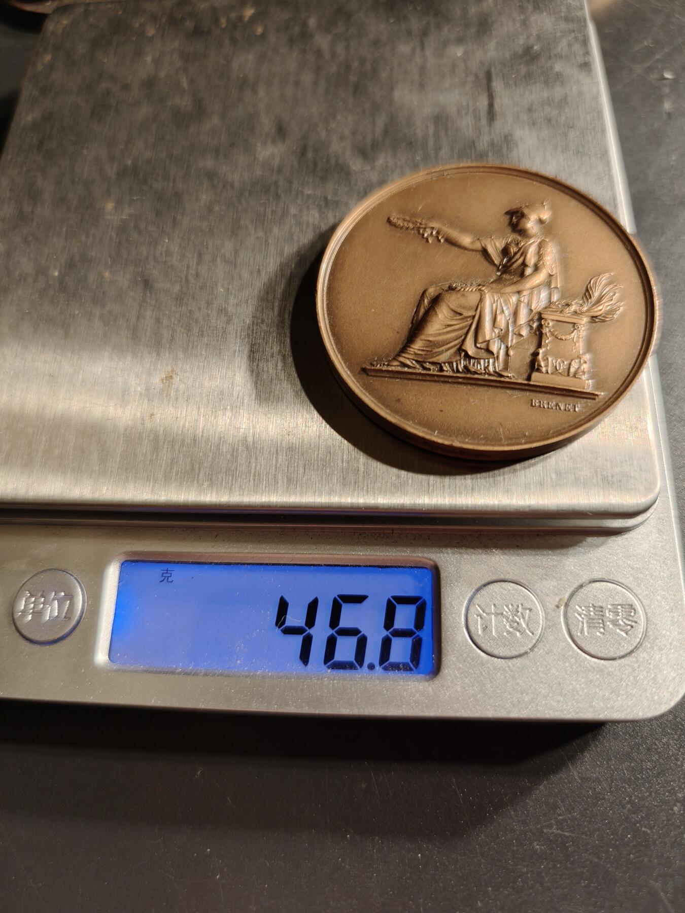 老王徽章第158期 法国坐姿玛丽安娜大铜章     直径45mm.    重量46.8g