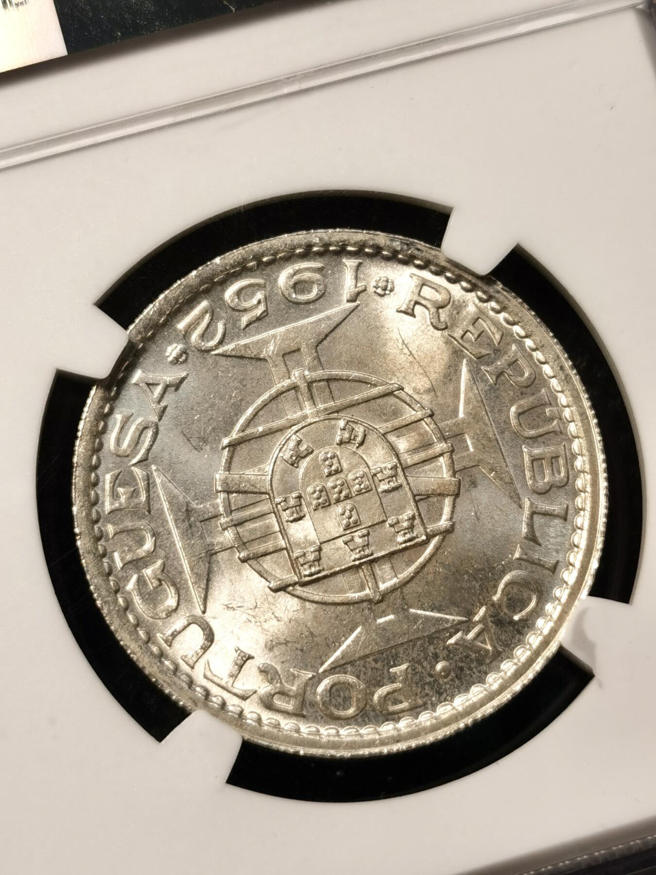 甄臻铺-世界币章拍卖（第36期），送拍享返佣金等优惠多多 NGC-MS64 1952年澳门五元银币，地板干净，转光非常强烈