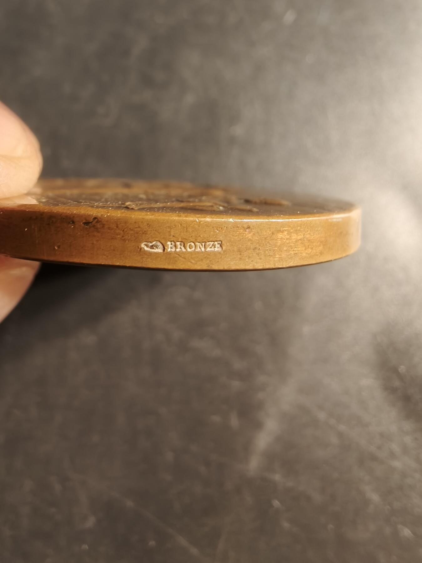 老王徽章第158期 法国文化协会大铜章     大师亨利杜布瓦作品     直径50mm.   重量71.8g