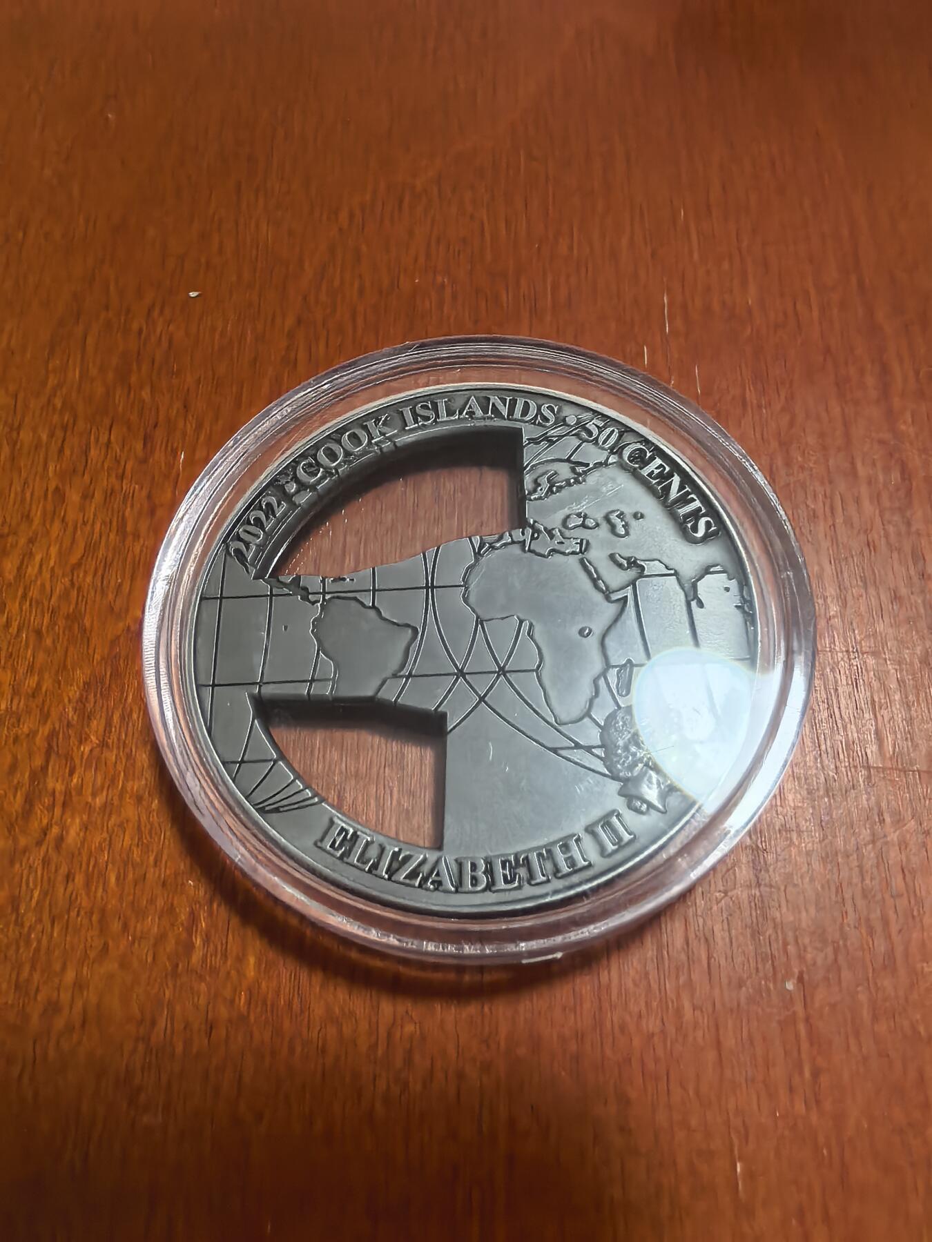长老汇蛇年精选第六十六场拍卖  2022库克世界地标建筑之里约耶稣山镂空1/2新西兰元纪念币，铜镍合金，50MM，重量28.5-42克，9999枚
