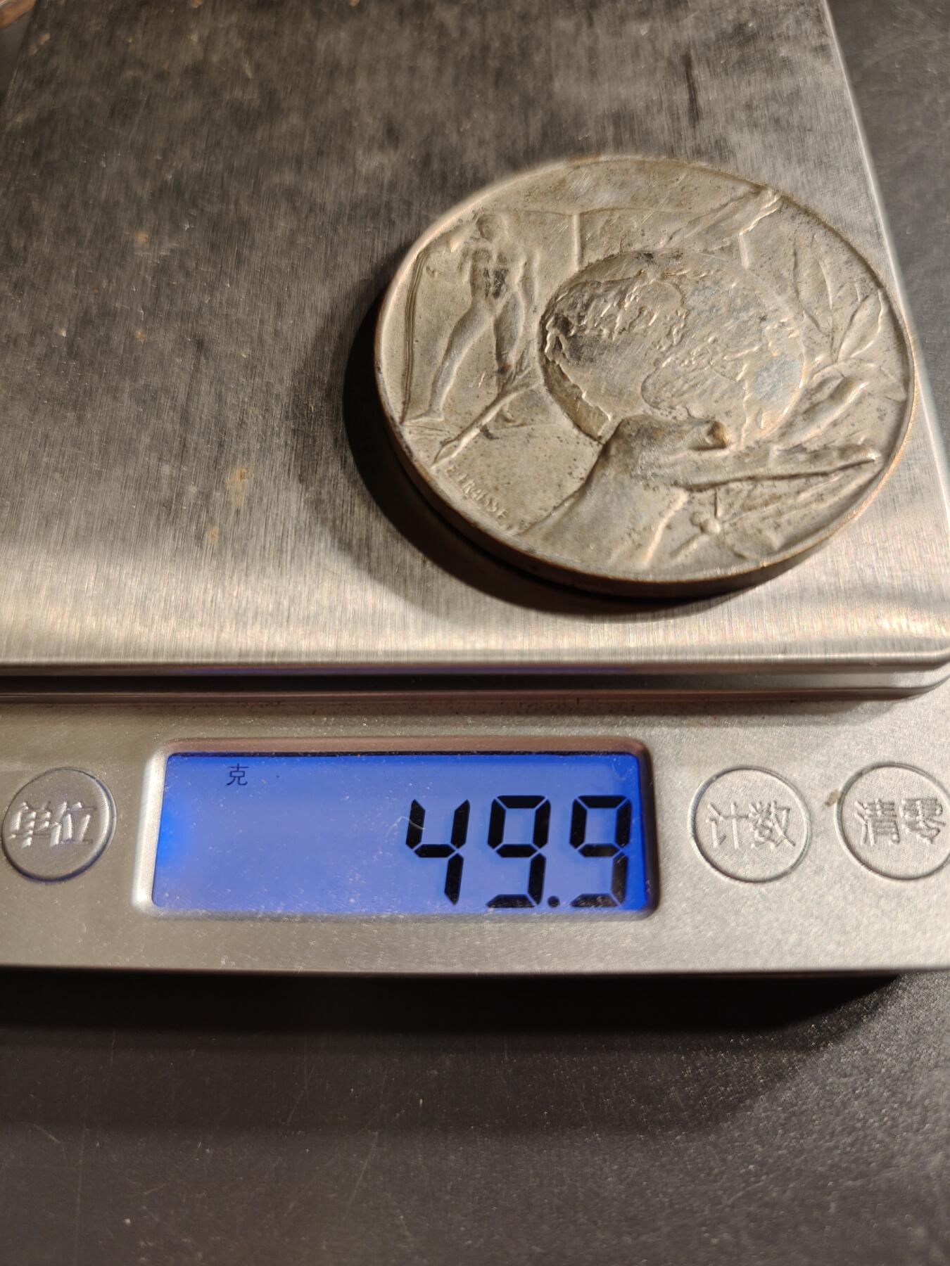 老王徽章第158期 法国小日报镀银大铜章    直径50mm.   重量49.9g