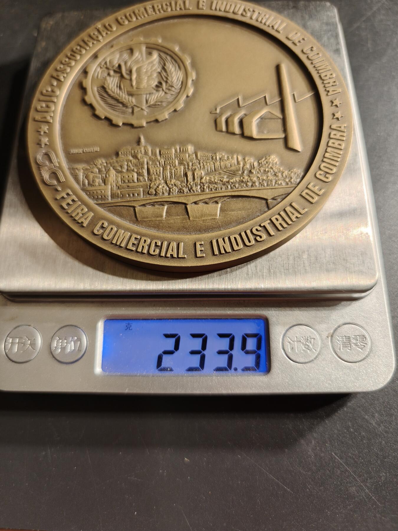 老王徽章第158期 葡萄牙科英布拉工商业博览会大铜章    直径90mm.   重量233.9g