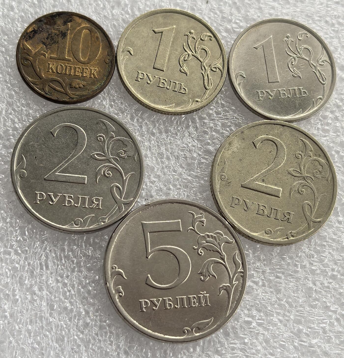 外国优质纪念币银币，周六晚上九点倒数截拍，满百包邮，可寄存半年，喜欢朋友微信扫描二维码可直接参拍 俄罗斯币一堆