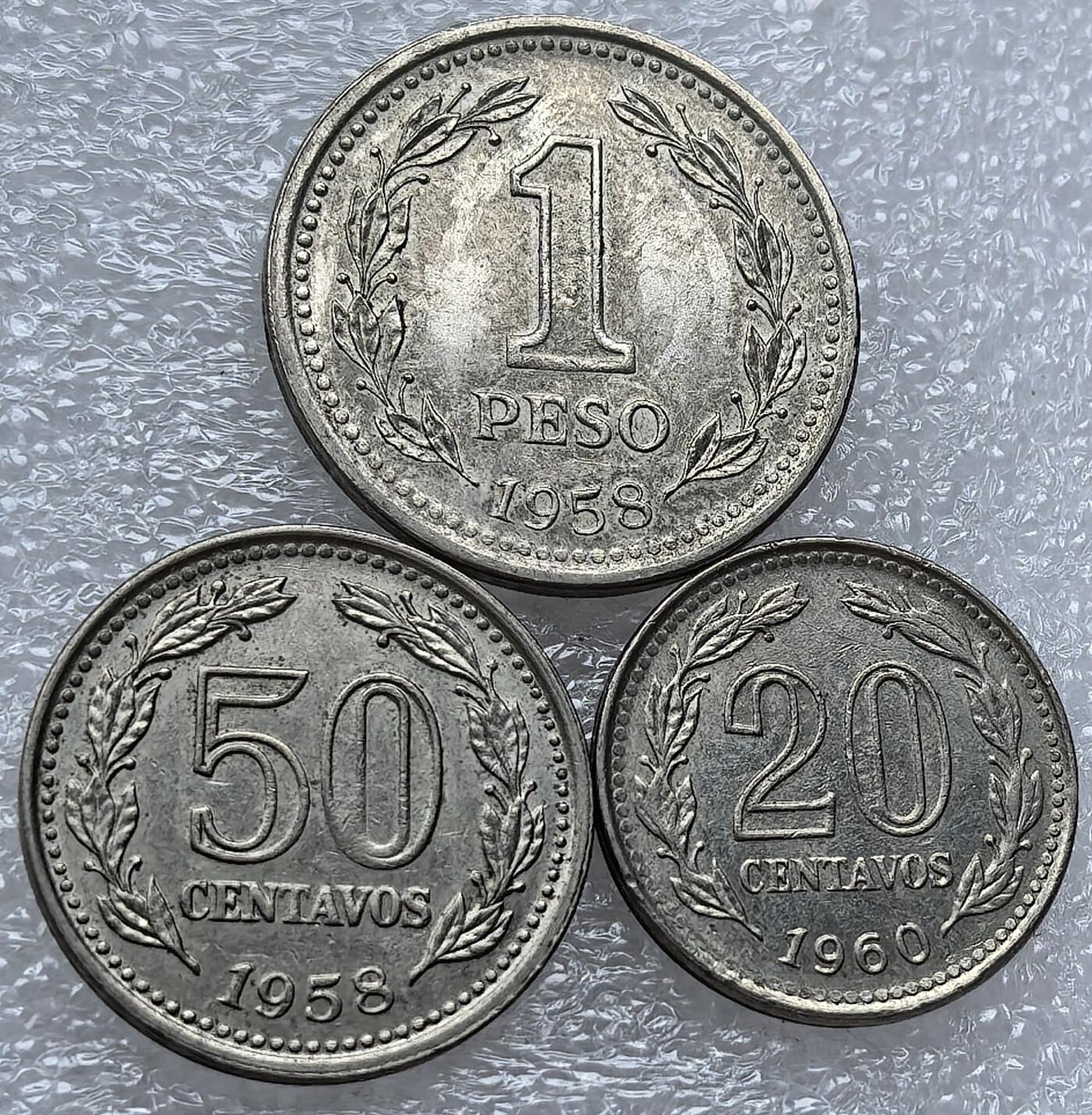 外国优质纪念币银币，周六晚上九点倒数截拍，满百包邮，可寄存半年，喜欢朋友微信扫描二维码可直接参拍 阿根廷女神版1958年-1960年3枚