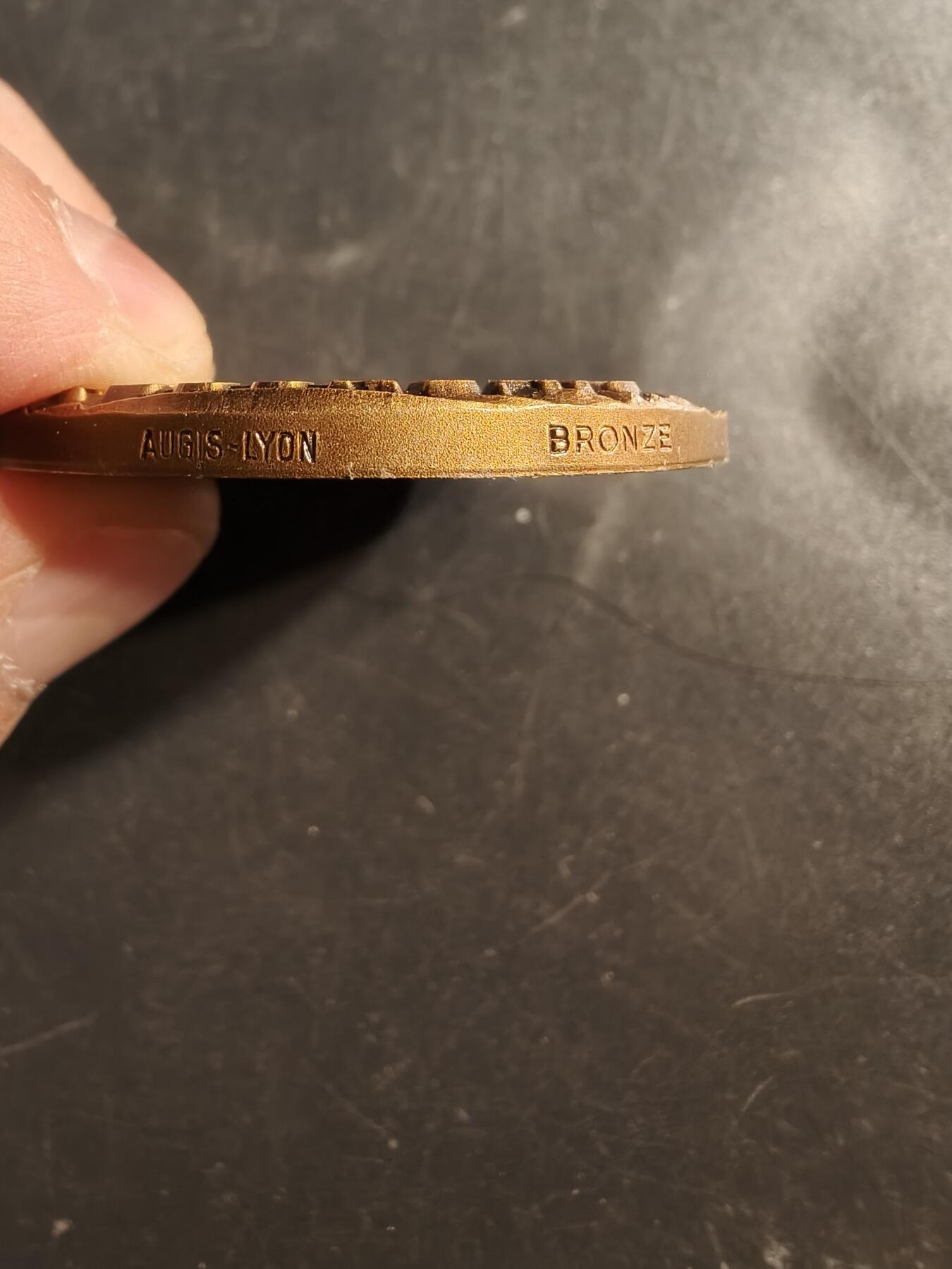 老王徽章第158期 法国布尔代上校大铜章    高浮雕    直径45mm.   重量47g