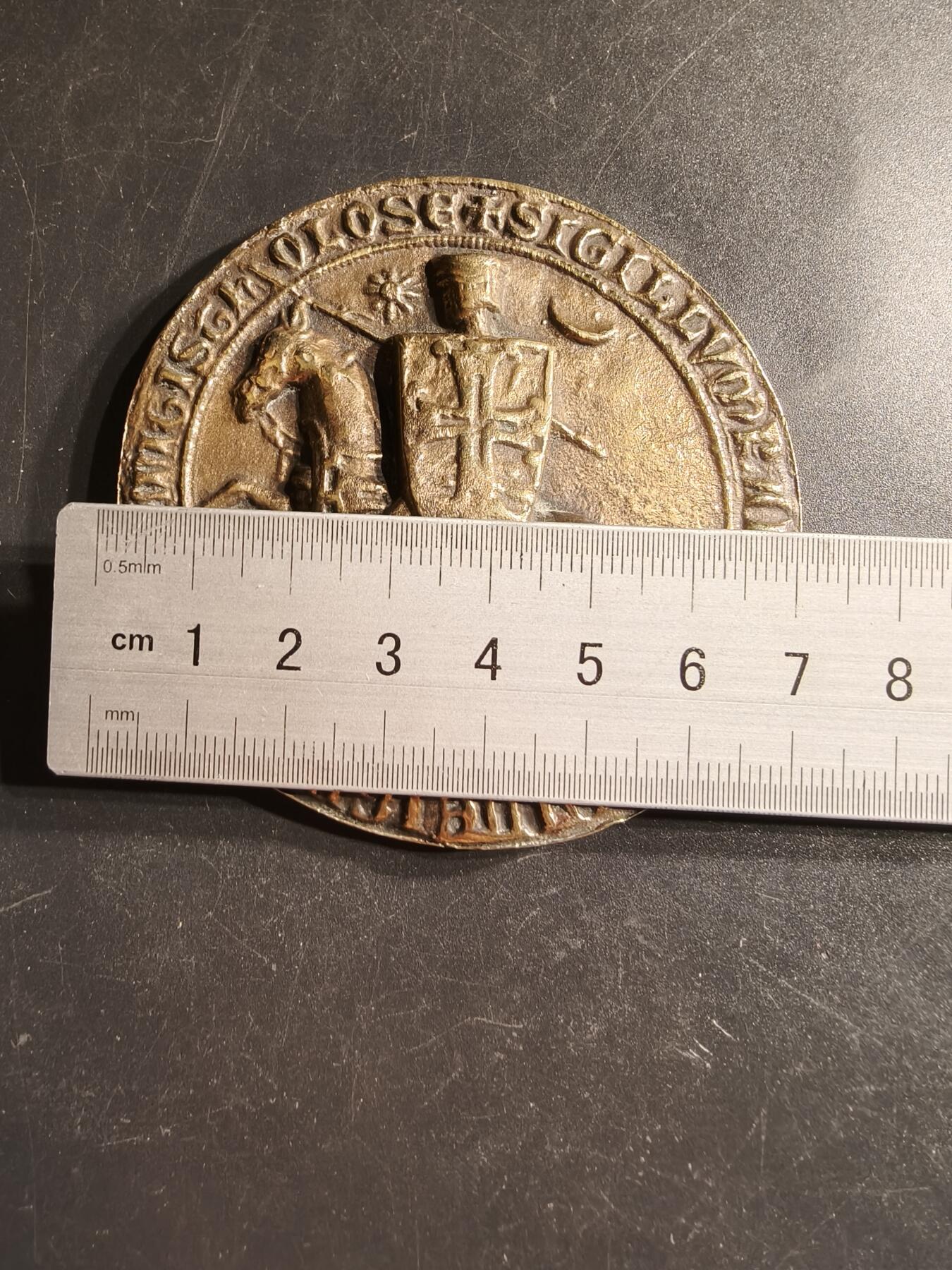 老王徽章第158期 西班牙中世纪骑士主题大铜章     高浮雕     直径68mm.   重量206.1g