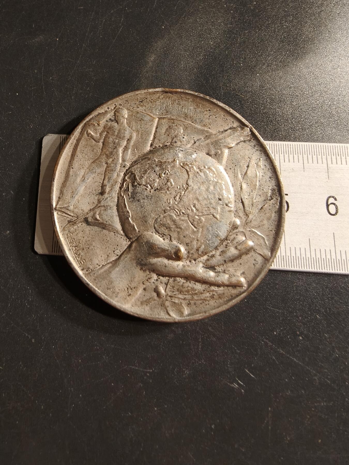 老王徽章第158期 法国小日报镀银大铜章    直径50mm.   重量49.9g