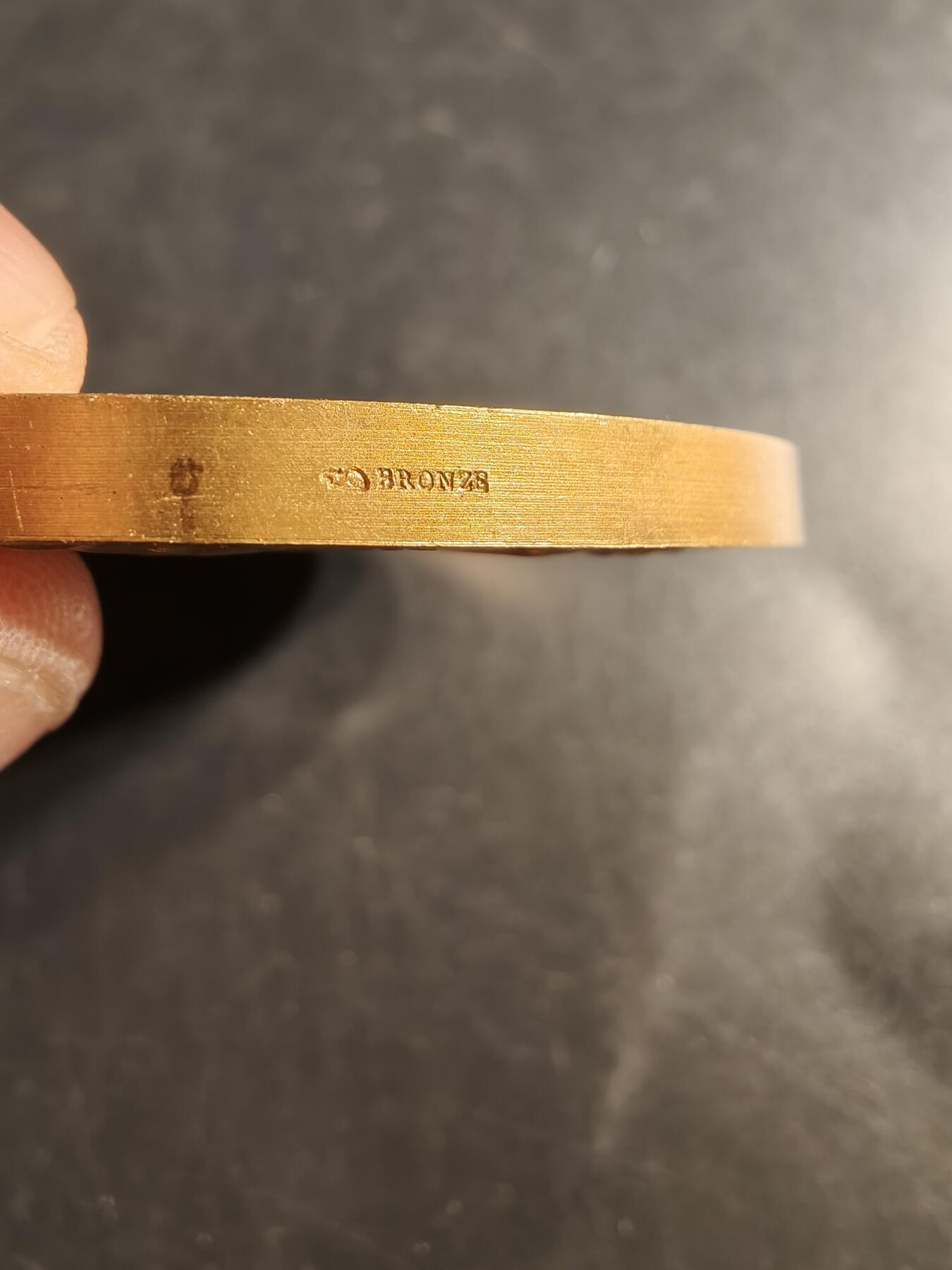 老王徽章第158期 法国镀金玛丽安娜大铜章    坐姿      直径68mm.   重量152.3g