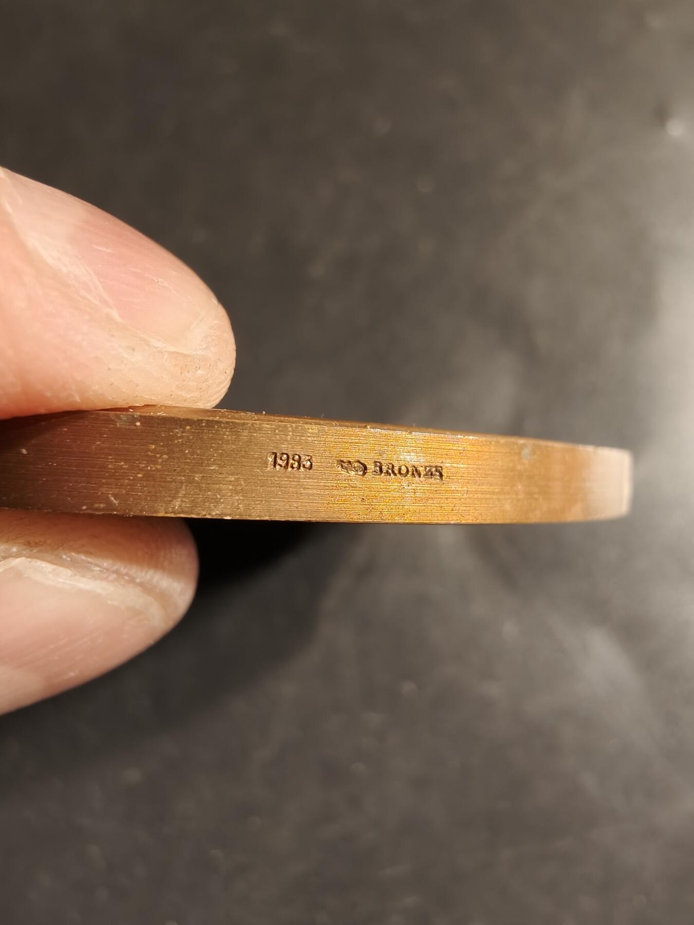 老王徽章第158期 法国凡尔赛宫扩建大铜章     直径70mm.   重量183.5g