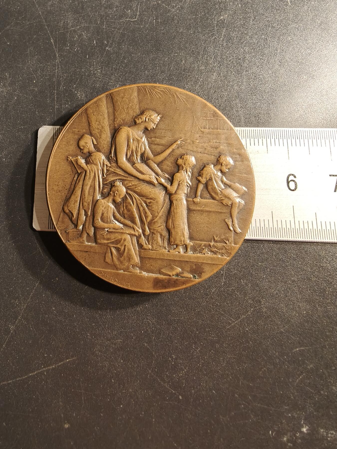 老王徽章第158期 法国文化协会大铜章     大师亨利杜布瓦作品     直径50mm.   重量71.8g