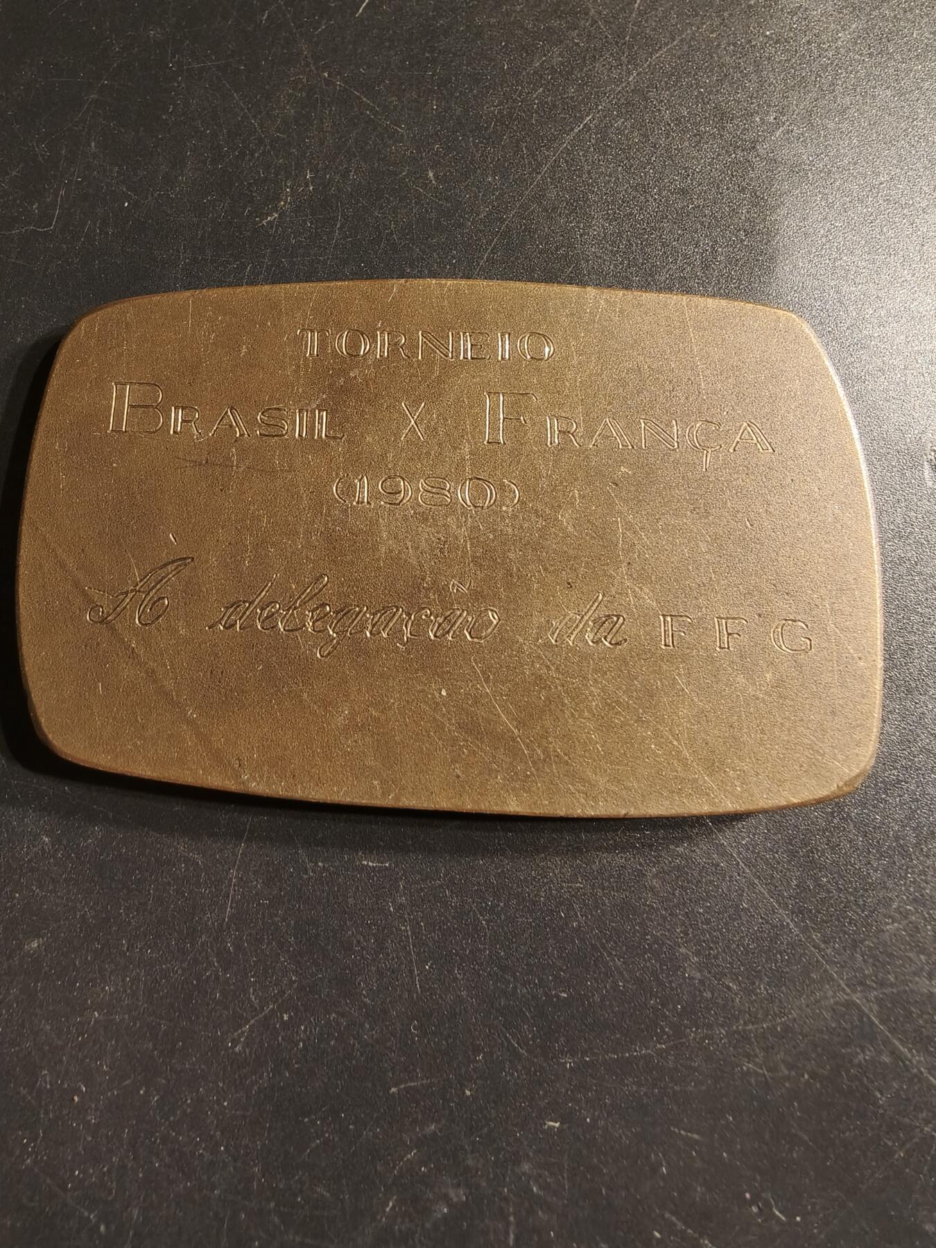 老王徽章第158期 巴西体育联合会方形大铜章    尺寸80×48mm.   重量133.3g