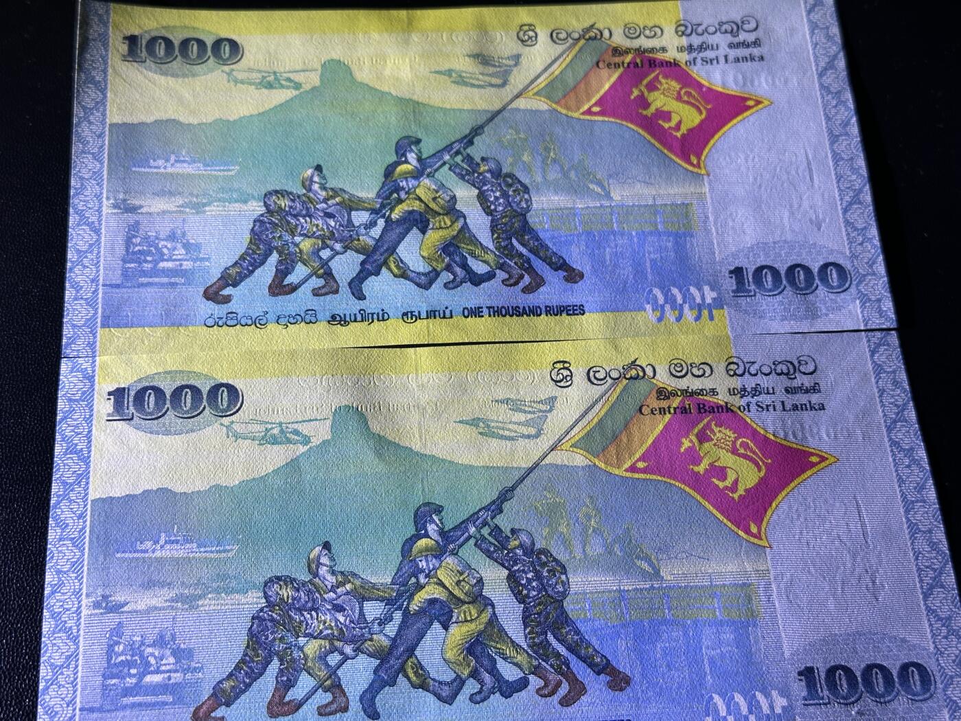 《外钞收藏家》第五百七十八期（热门品种好货场）（本平台长期征集拍品、欢迎藏友们联系合作） 斯里兰卡1000卢比 2张一起 1张金马号 1张倒置号 全新UNC