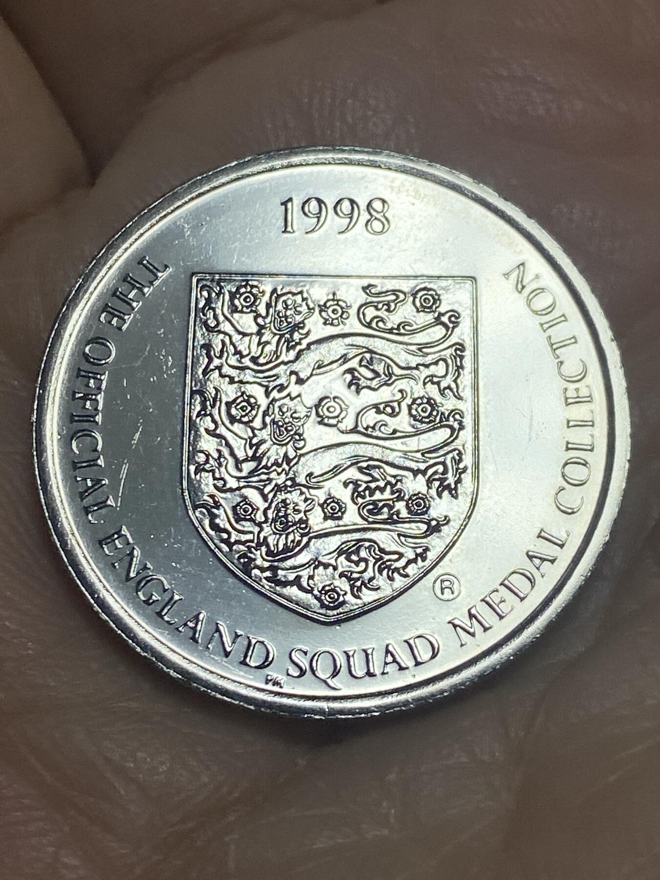 2025年第一百一十六场(总第一百四十二场）外国好品散币(免佣金) 英国🇬🇧1998年纪念章(英国官方制1998年法国世界杯纪念章，英格兰队中锋史蒂夫·麦克马纳曼)