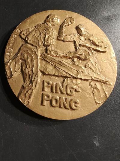 老王徽章第158期 - 法国乒乓球运动镀金大铜章     直径68mm.   重量155.7g