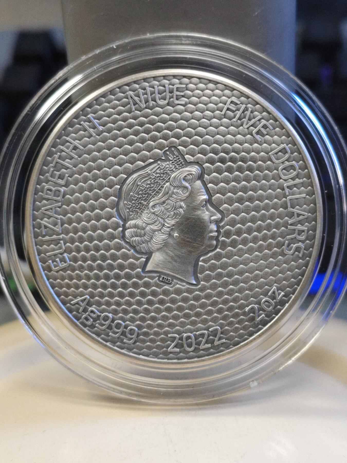 第179期拍卖【长期征集拍品】 纽埃2022年微距昆虫系列螳螂2盎司仿古纪念彩银币，999银，发行500枚 