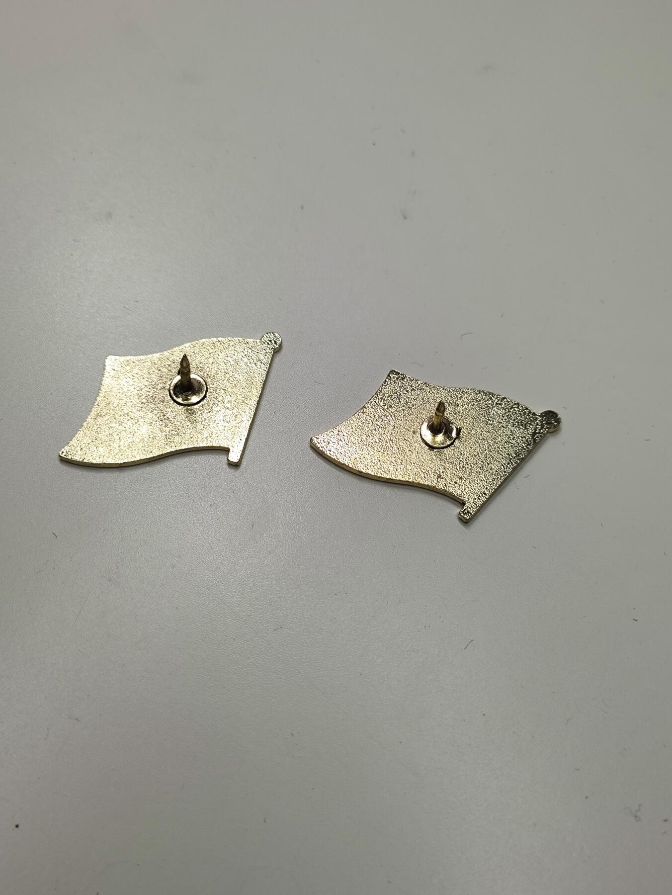 新时代收藏徽章红藏拍卖(第二十七场)  徽章纸品证书杂项 美国特情局国旗证章 政客们的保镖佩戴