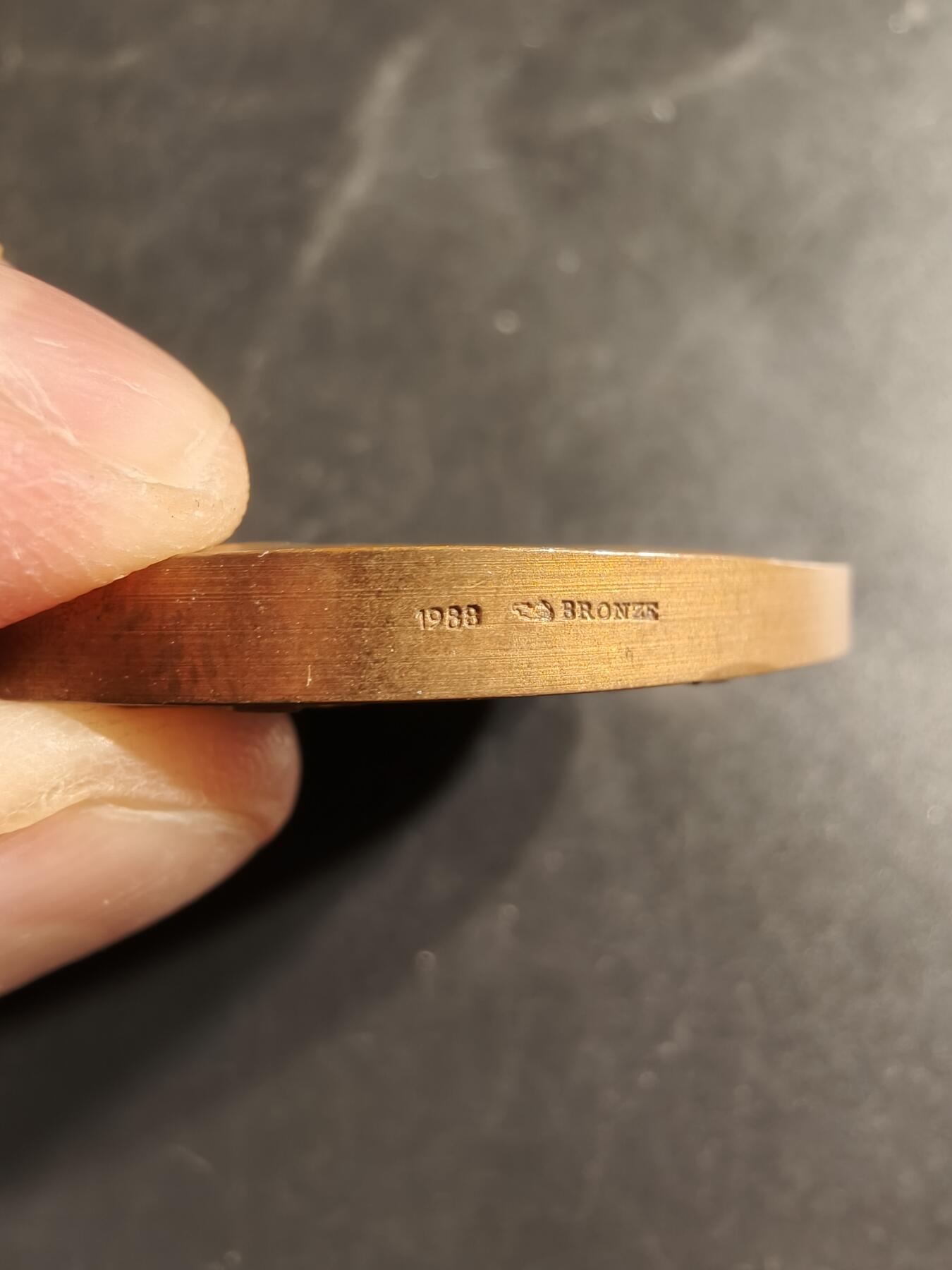 老王徽章第158期 法国花环玛丽安娜大铜章     亨利杜布瓦作品     直径50mm.    重量77.7g