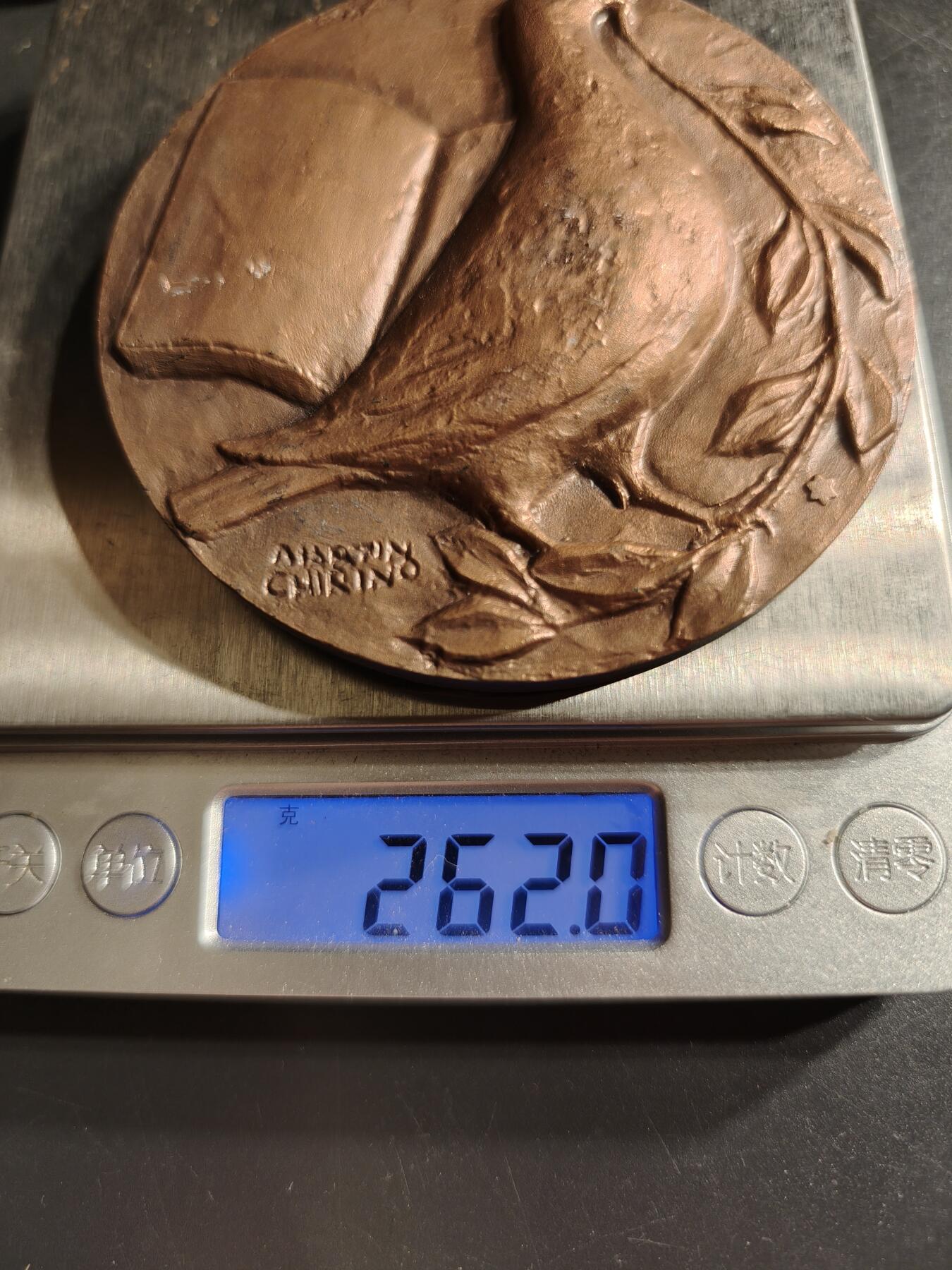 老王徽章第158期 西班牙和平鸽主题大铜章     高浮雕    著名抽象雕塑家马丁•奇里诺作品     直径80mm.    重量262g