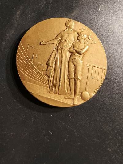 老王徽章第158期 - 法国体育教育委员会镀金大铜章     直径50mm.    重量60.3g