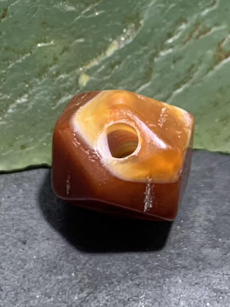 高玉化丝玛瑙通货唐八棱珠一颗，