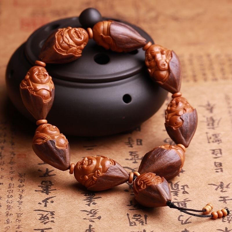 听雨轩（6） 橄榄核雕《八宝弥勒》2.0*3.3