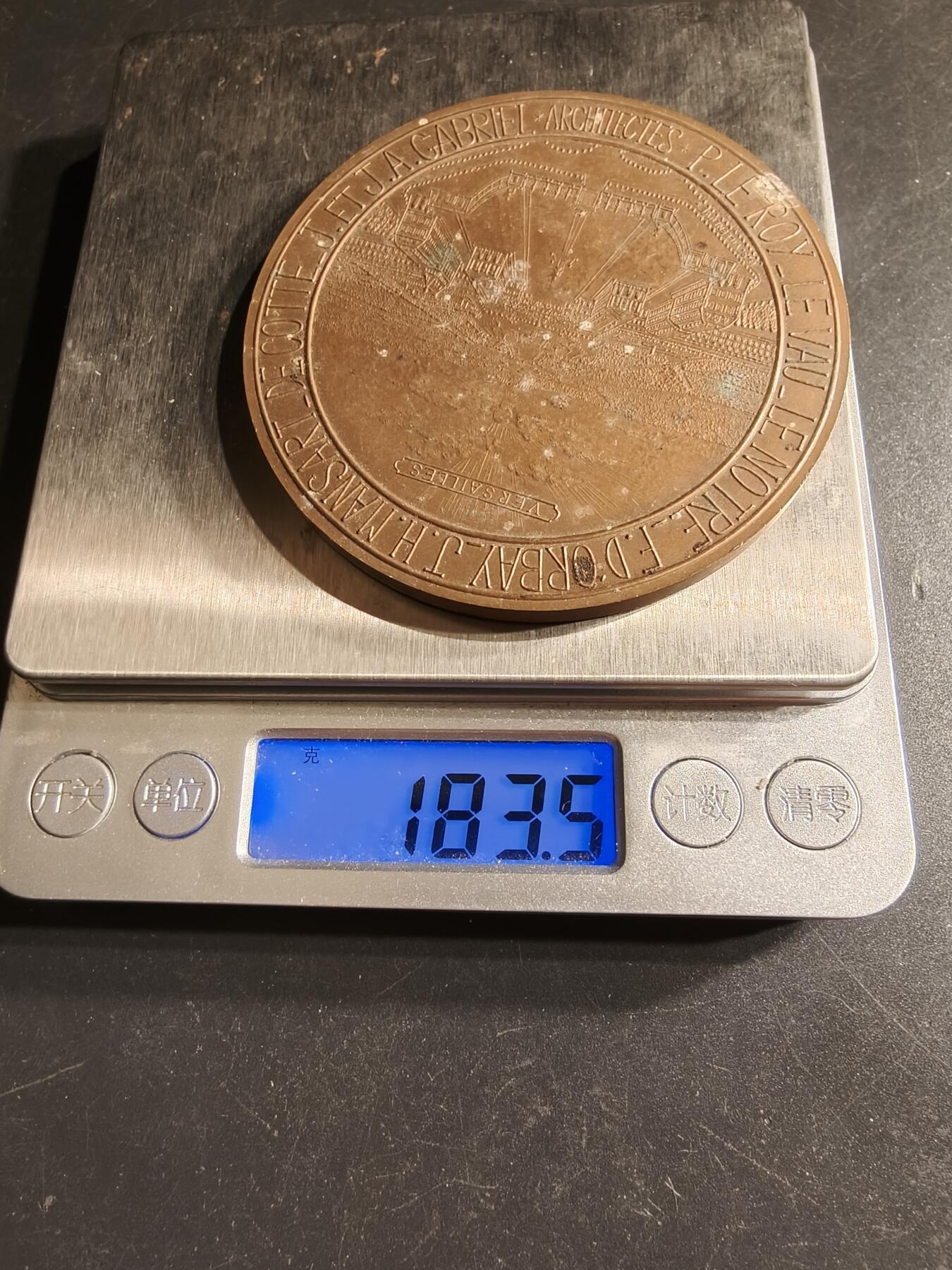 老王徽章第158期 法国凡尔赛宫扩建大铜章     直径70mm.   重量183.5g