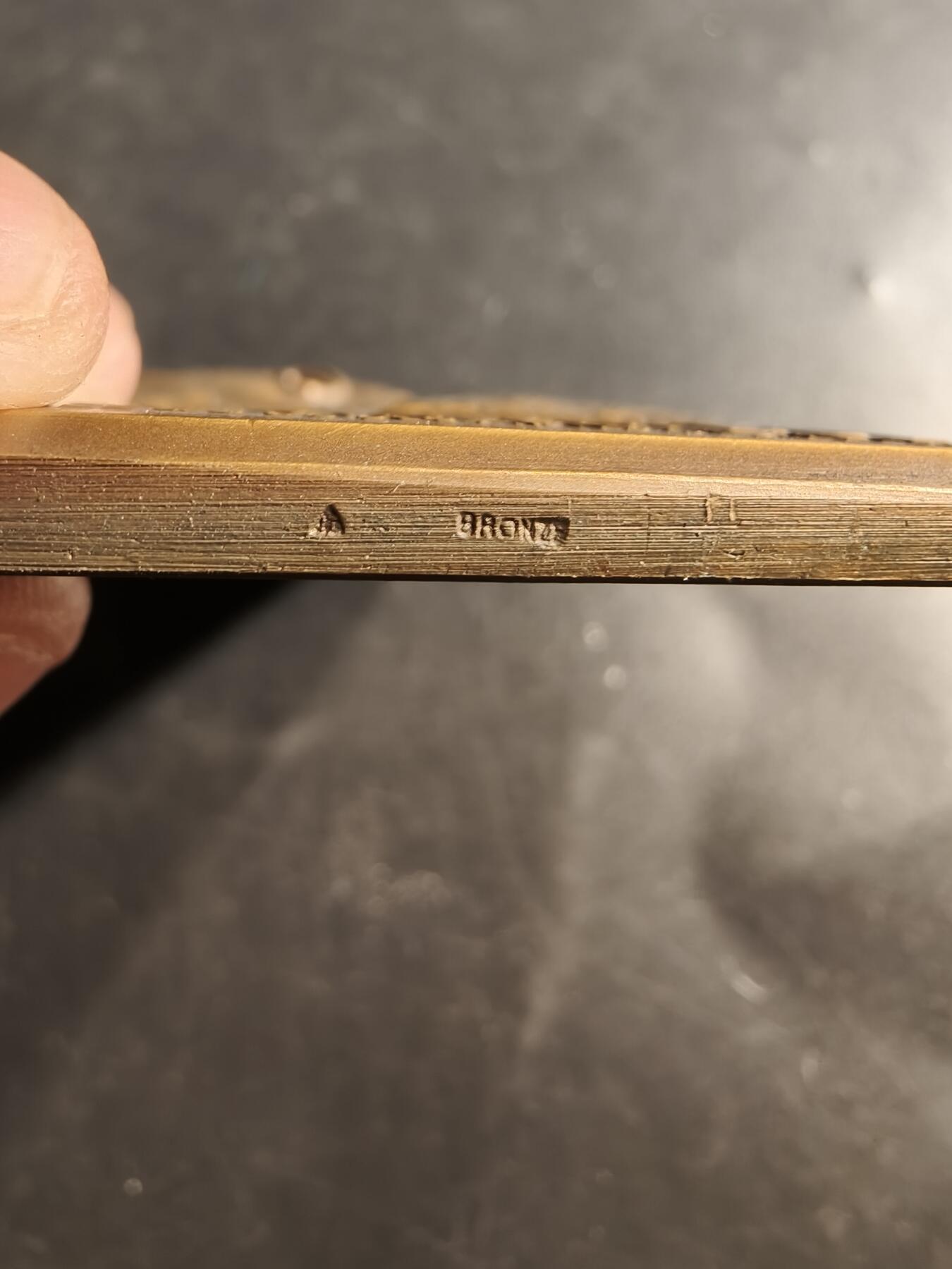 老王徽章第158期 法国教授方形大铜章    高浮雕     原盒     尺寸80×58mm.   重量184.6g
