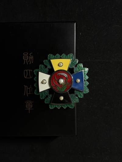 戎马世界章牌大赏第107期 - 北洋政府勋四位章，高级复刻，带盒，叶子使用热珐琅烧制，右上角有轻微内裂，整体品相很好