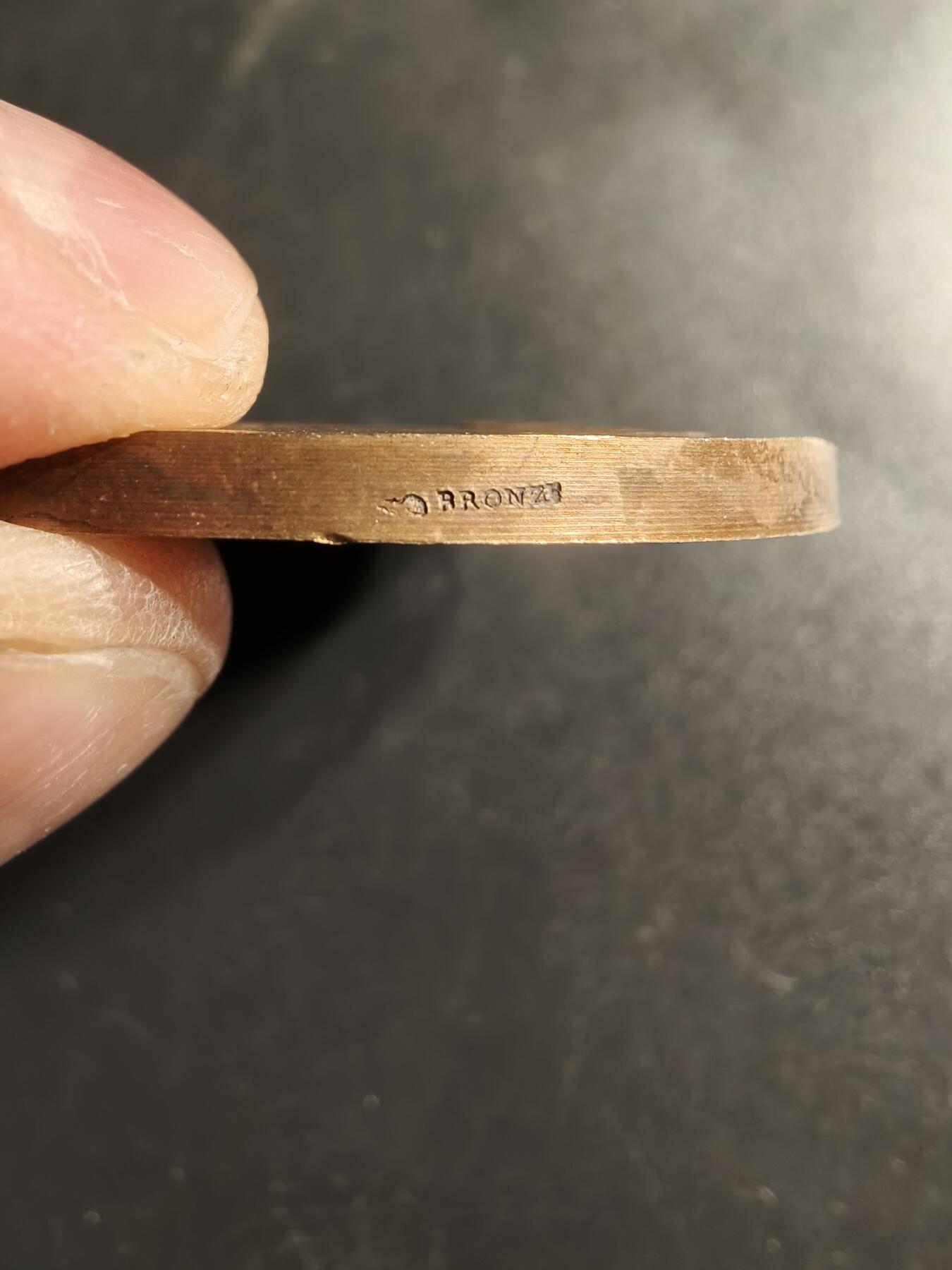 老王徽章第158期 法国宠物犬协会大铜章     直径50mm.    重量56.6g