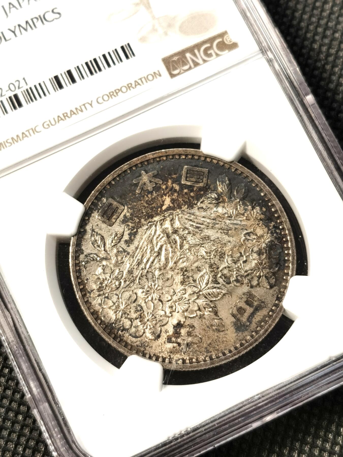 甄臻铺-世界币章拍卖（第36期），送拍享返佣金等优惠多多 NGC-MS62日本1964年东京奥运1000元银币 酱彩