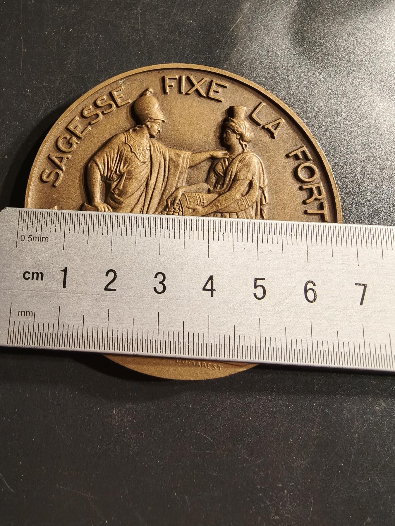 老王徽章第158期 法国法兰西银行150周年大铜章     直径68mm.   重量153.5g.    背面为密涅瓦与福图娜，与格言智慧固定财富相合   高浮雕设计   Dumarest作品