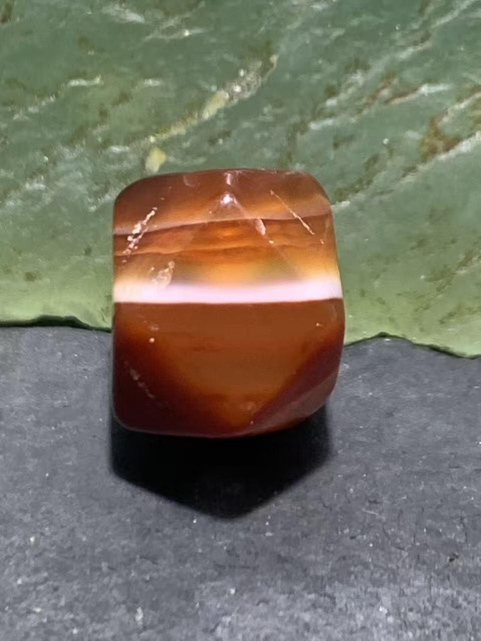 高玉化丝玛瑙通货唐八棱珠一颗，