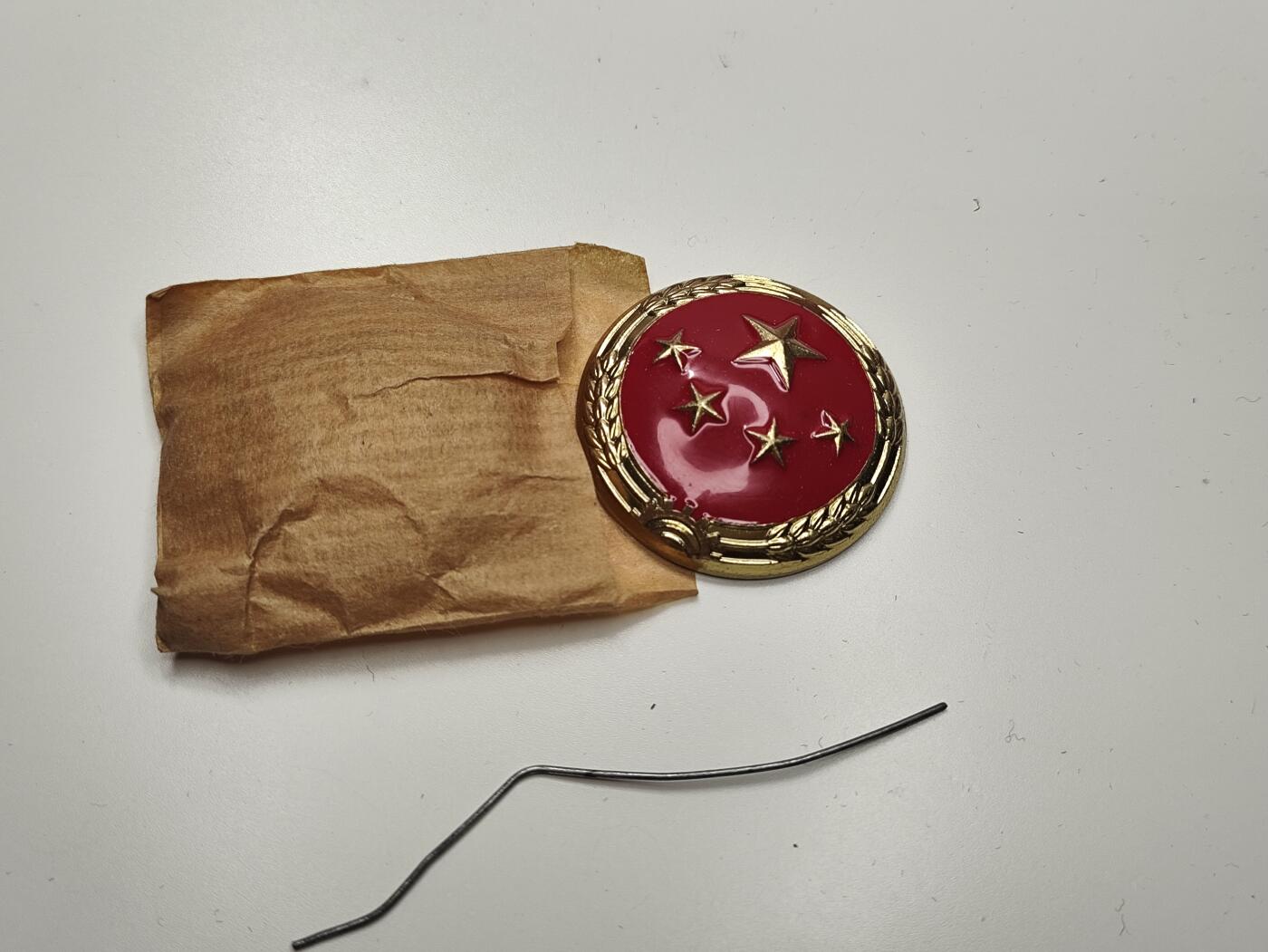 新时代收藏徽章红藏拍卖(第二十七场)  徽章纸品证书杂项 好品原光带纸袋帽徽