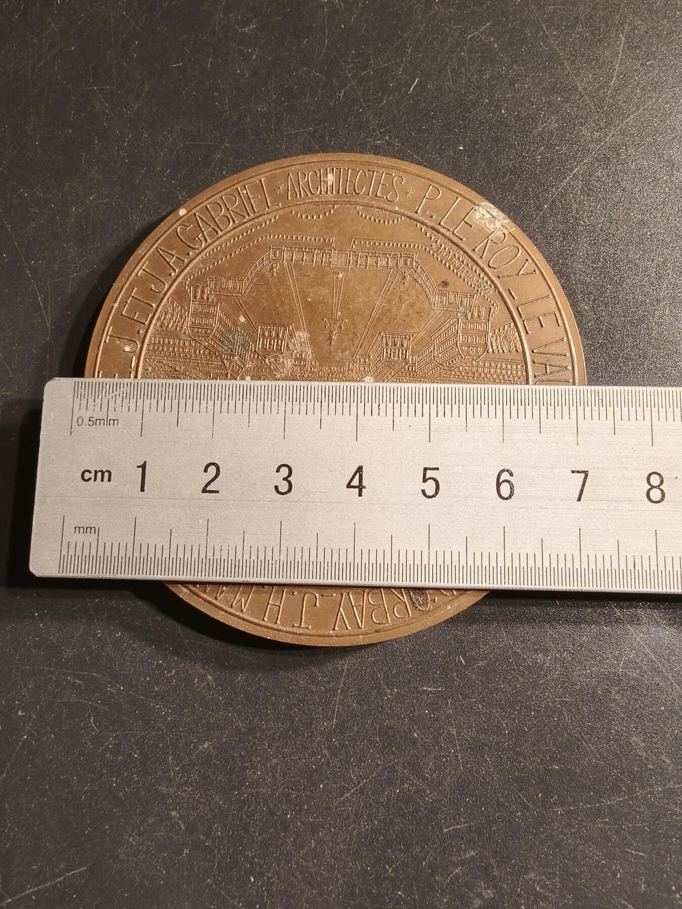 老王徽章第158期 法国凡尔赛宫扩建大铜章     直径70mm.   重量183.5g