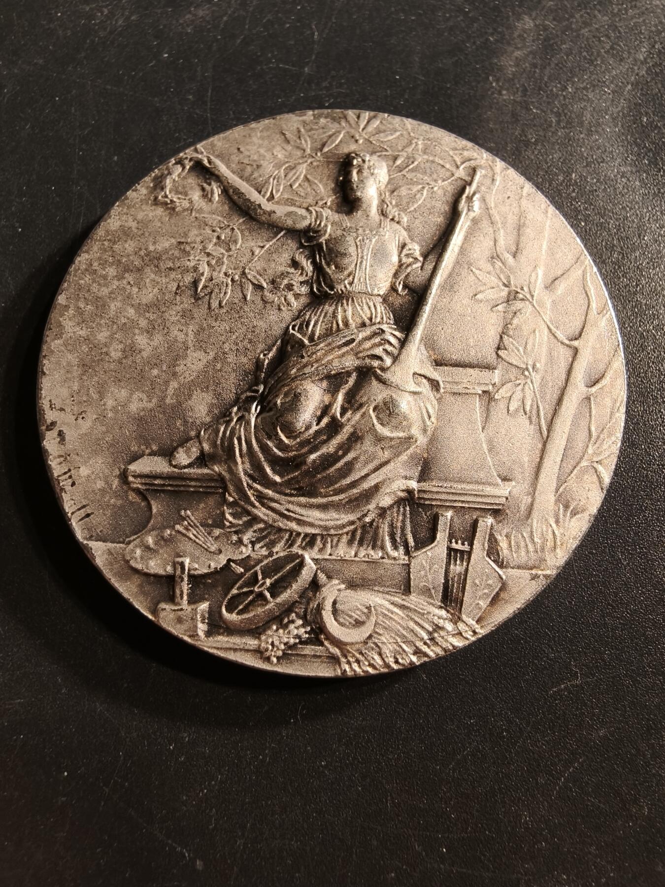 老王徽章第158期 法国1976劳动展览会镀银大铜章     直径44mm.   重量43.9g