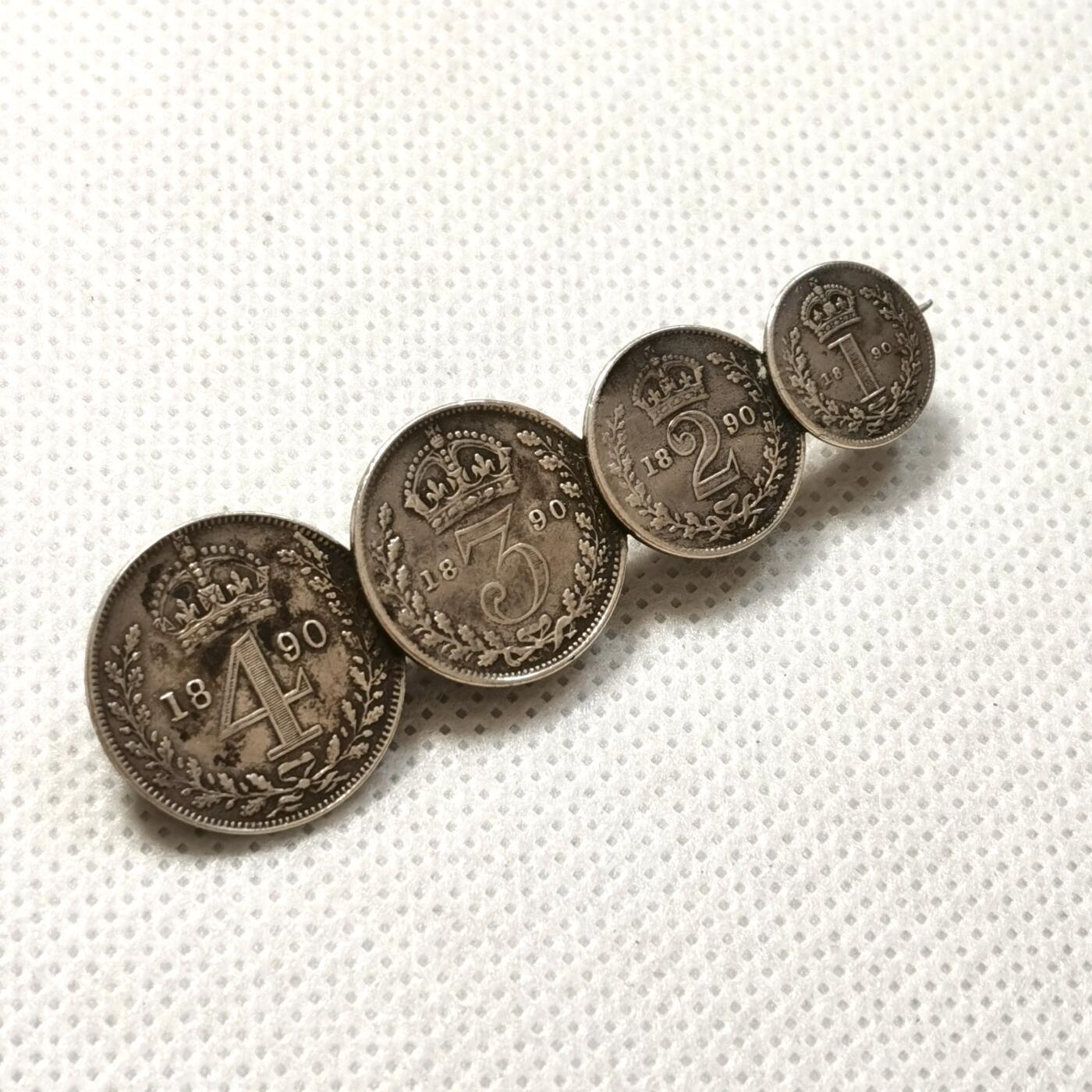 甄臻铺-世界币章拍卖（第36期），送拍享返佣金等优惠多多 1890年维多利亚女王高冠濯足币套币，洗脚币，包浆味道非常好，被做成了胸针，可当饰品可收藏，非常稀少
