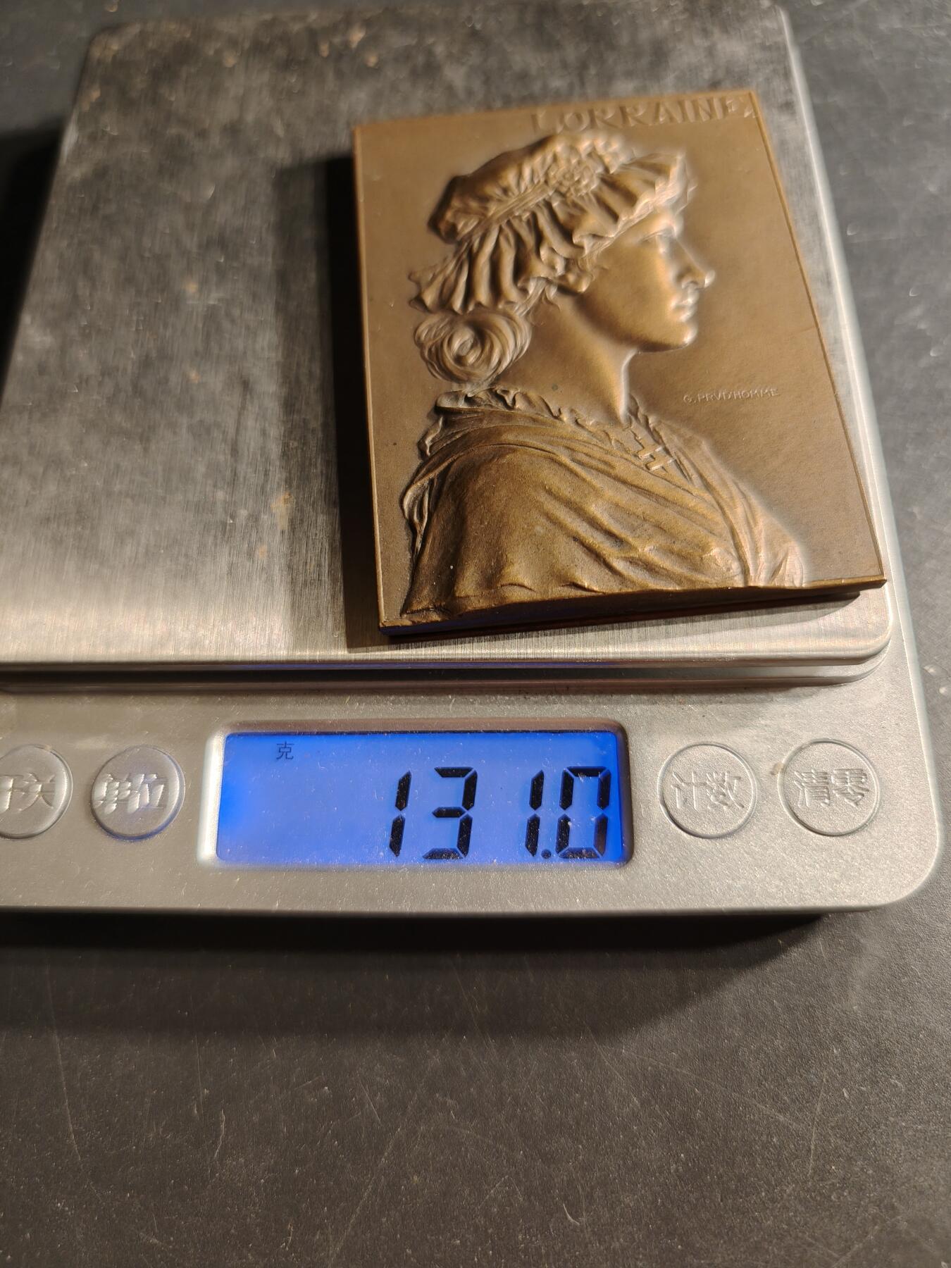 老王徽章第158期 法国洛林方形大铜章    大师普鲁多姆名作    尺寸70×48mm.   重量131g