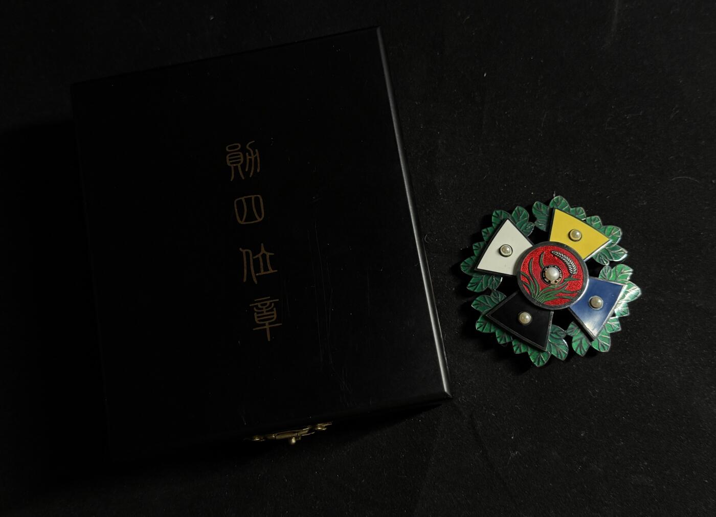 戎马世界章牌大赏第107期 北洋政府勋四位章，高级复刻，带盒，叶子使用热珐琅烧制，右上角有轻微内裂，整体品相很好