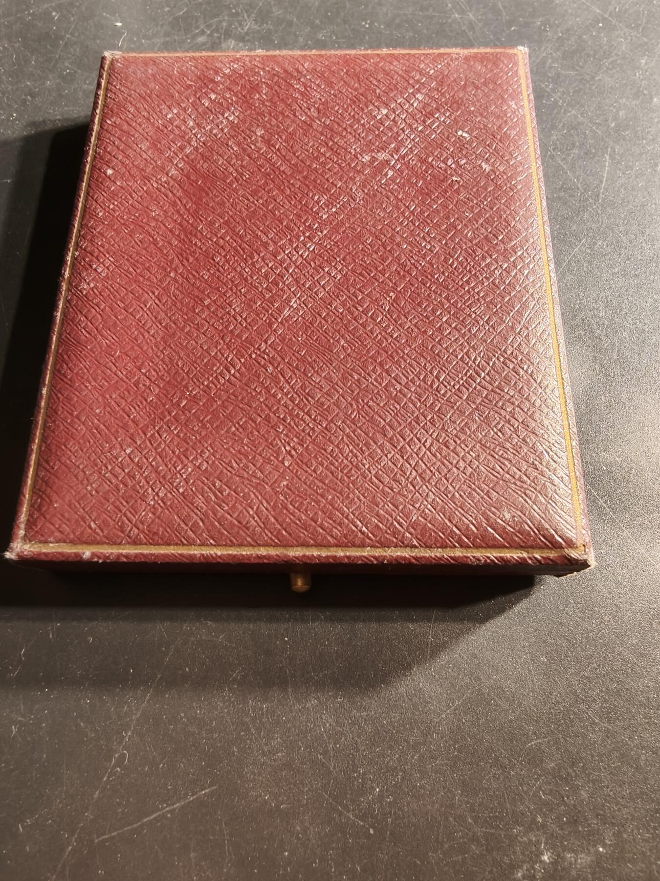 老王徽章第158期 法国教授方形大铜章     高浮雕    原盒     尺寸75×54mm.   重量148.4g