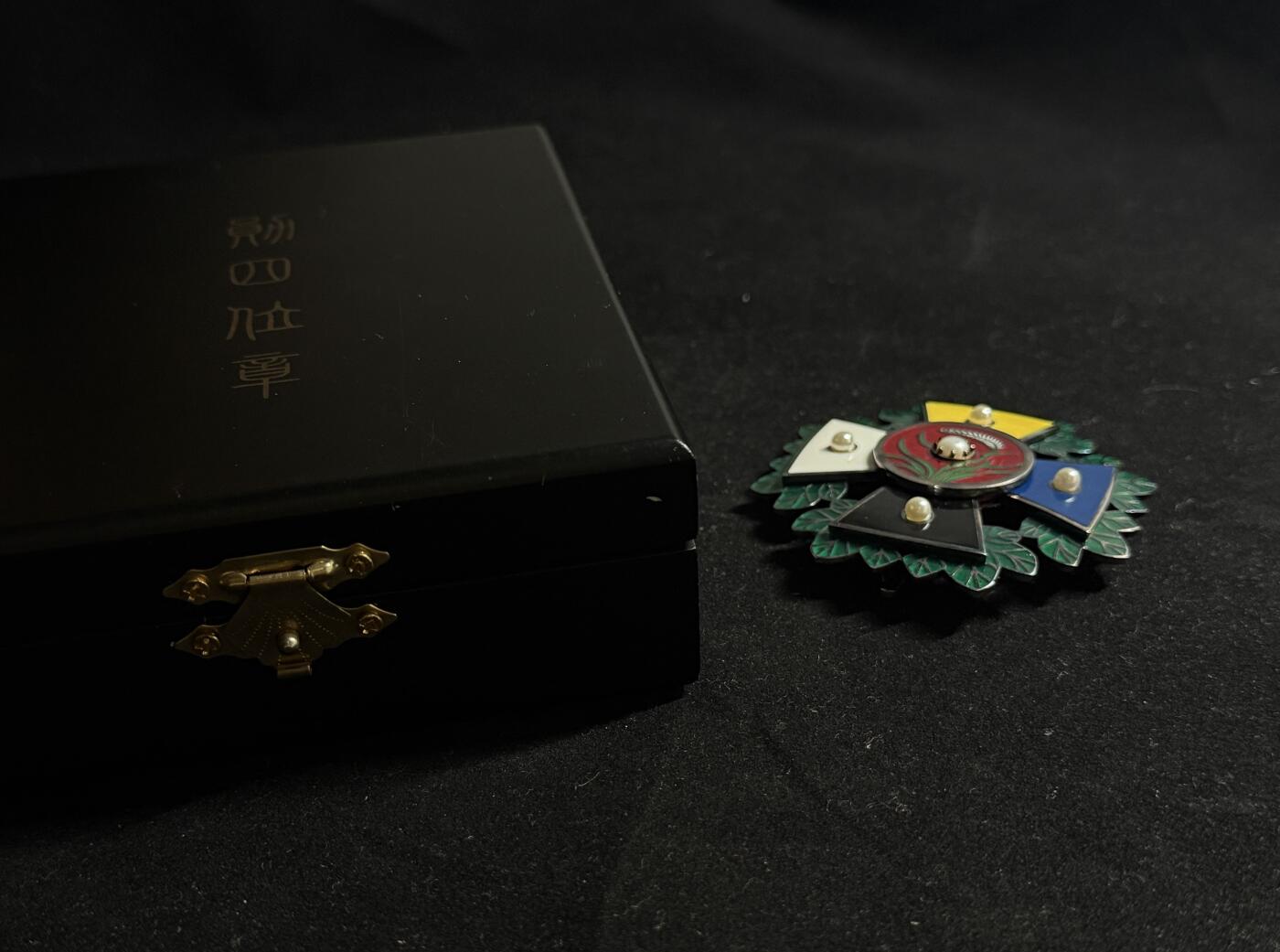 戎马世界章牌大赏第107期 北洋政府勋四位章，高级复刻，带盒，叶子使用热珐琅烧制，右上角有轻微内裂，整体品相很好