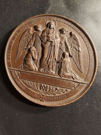 老王徽章第158期 - 法国天主教会坚信礼大铜章     1878年进行坚信礼     高浮雕作品   早期蜜蜂Cuivre铜标      直径68mm.    重量165g 
