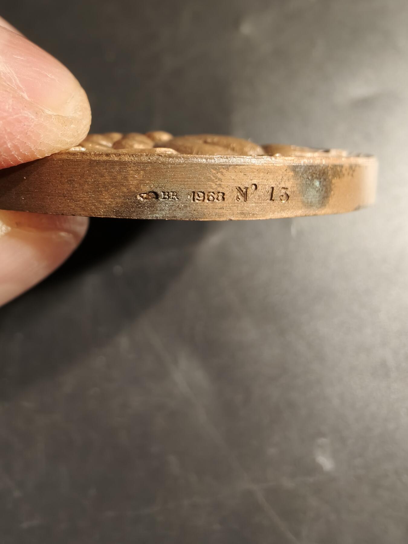 老王徽章第158期 法国工农业元素大铜章   直径68mm.   重量151.9g