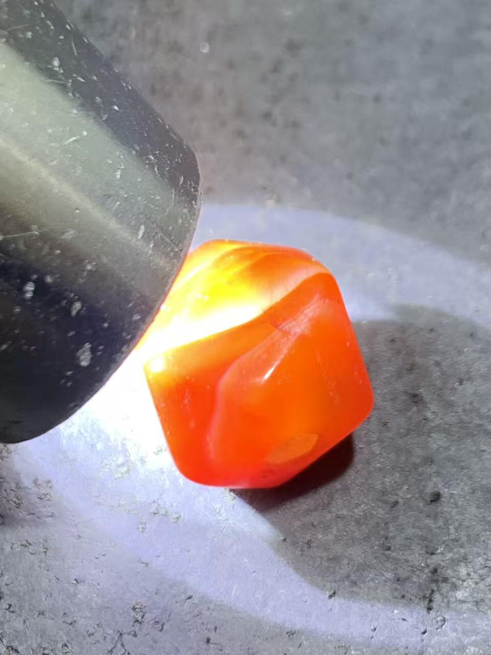 高玉化丝玛瑙通货唐八棱珠一颗，