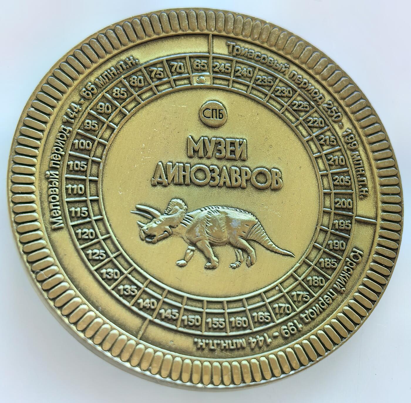 外国优质纪念币银币，周六晚上九点倒数截拍，满百包邮，可寄存半年，喜欢朋友微信扫描二维码可直接参拍