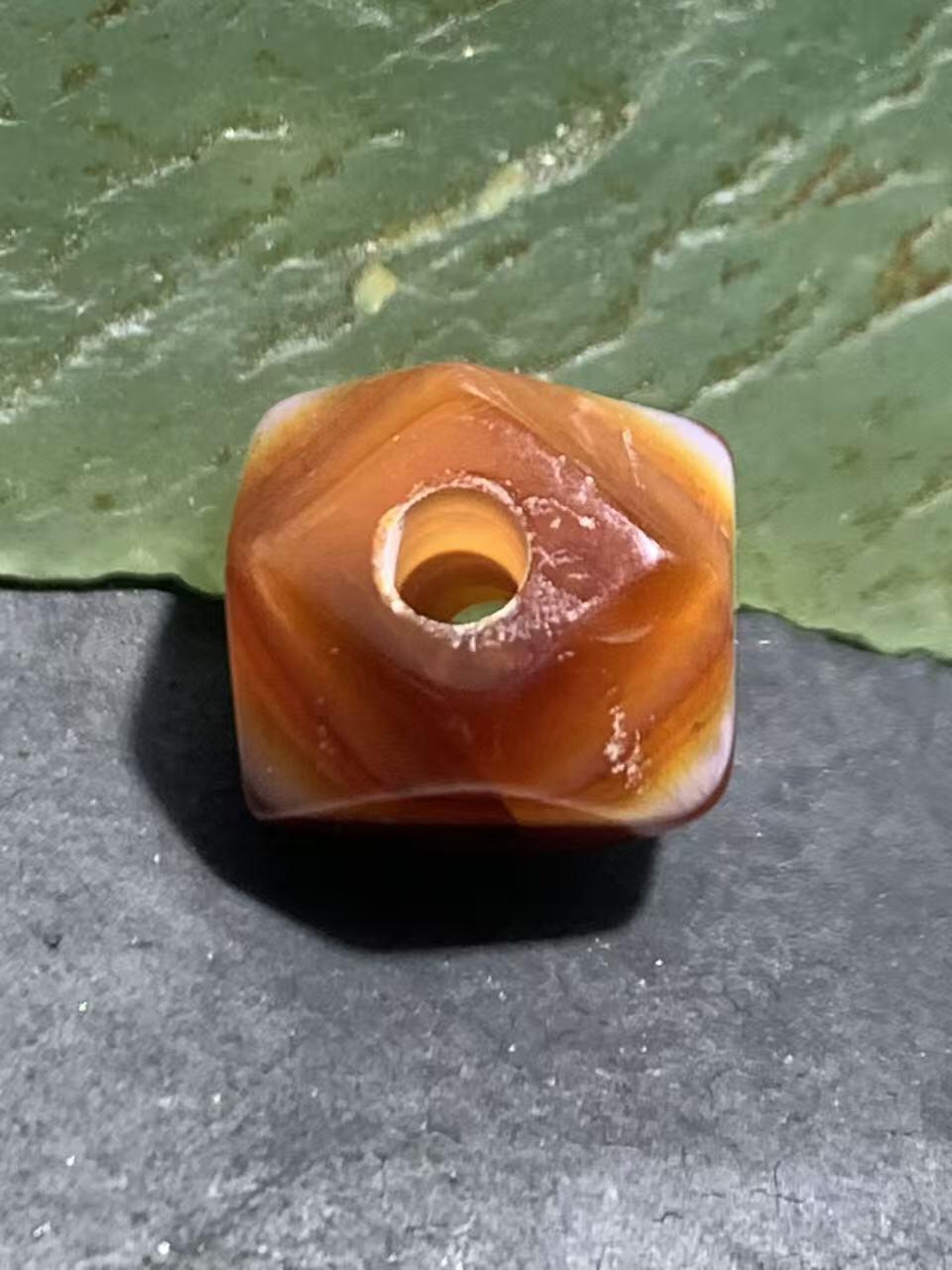 高玉化丝玛瑙通货唐八棱珠一颗，