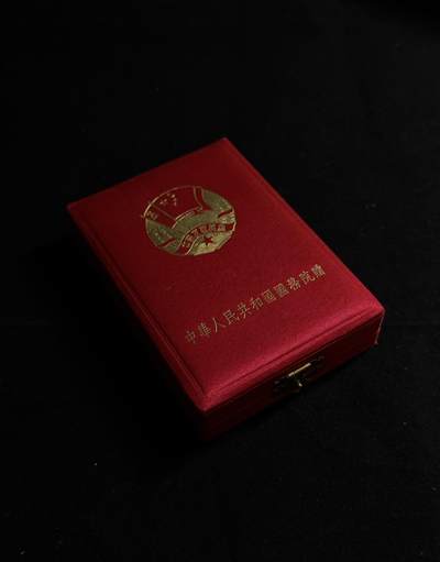戎马世界章牌大赏第107期 - 中苏友谊纪念章空盒，品相很好，配章神器
