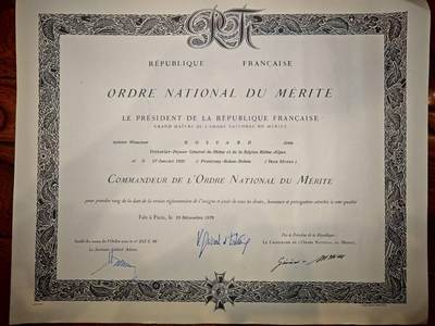 凯旋世界勋赏（第19期）（欢迎送拍）（对拍品有疑问请询问客服，不接受到手刀，出价默认拍品品相。请认真阅读拍卖规则！出价默认已认可！）（收到货请录制开箱视频，无视频概不处理问题。） - 罗讷省及罗讷-阿尔卑斯大区总司库兼出纳的指挥官级国功勋章。瓦莱里·吉斯卡尔·德斯坦亲签，他是1974-1981年期间的法国总统，同时担任法国国家功绩勋章的“大团长（Grand Maître）”（该勋章的最高荣誉职位由法国总统兼任）。这一签名是勋章授予的最高层级官方确认。还有法国国家功绩勋章的副总秘书长（Le Secrétaire Général Adjoint）亲签（详细翻译看介绍）