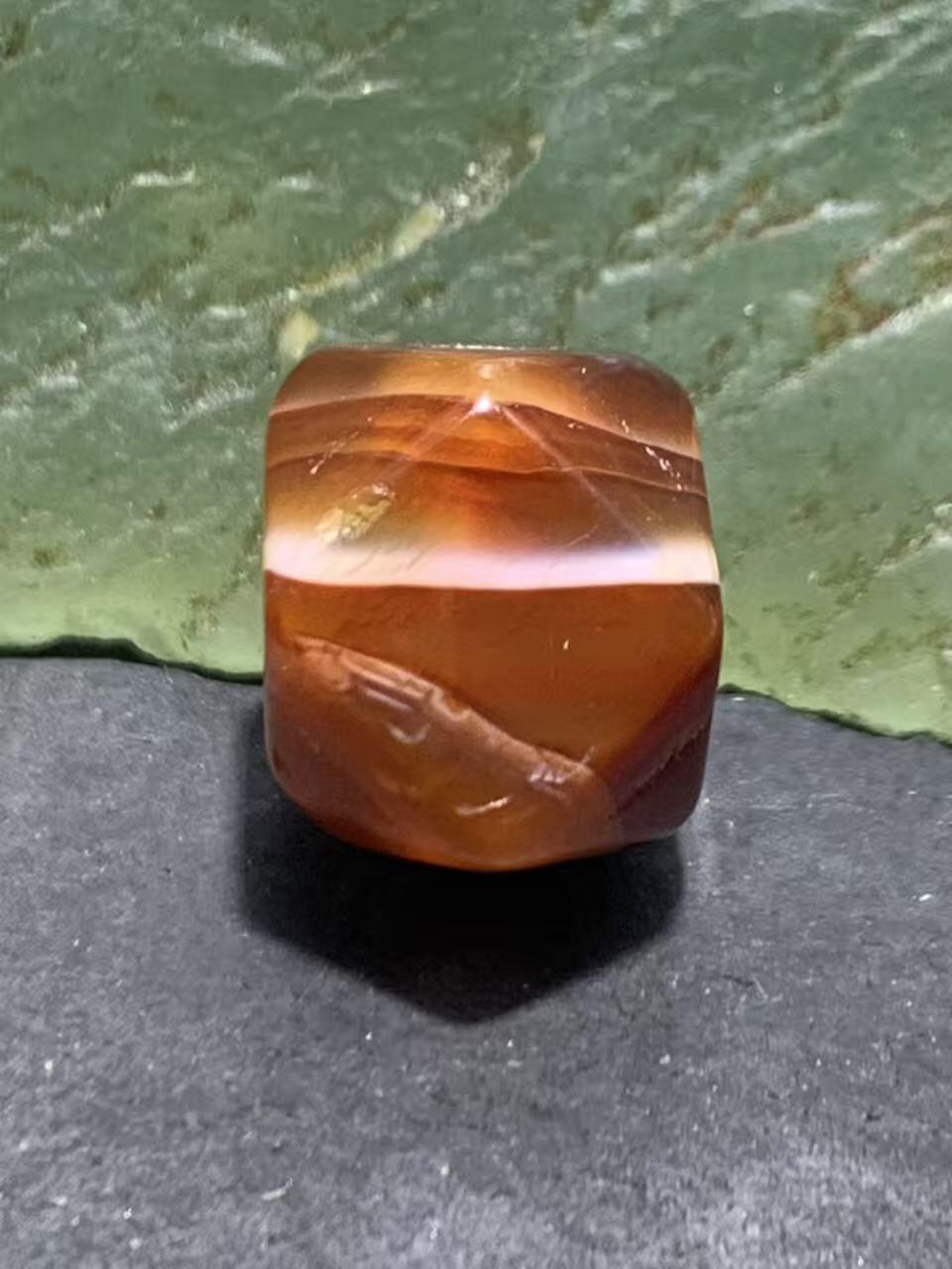 高玉化丝玛瑙通货唐八棱珠一颗，